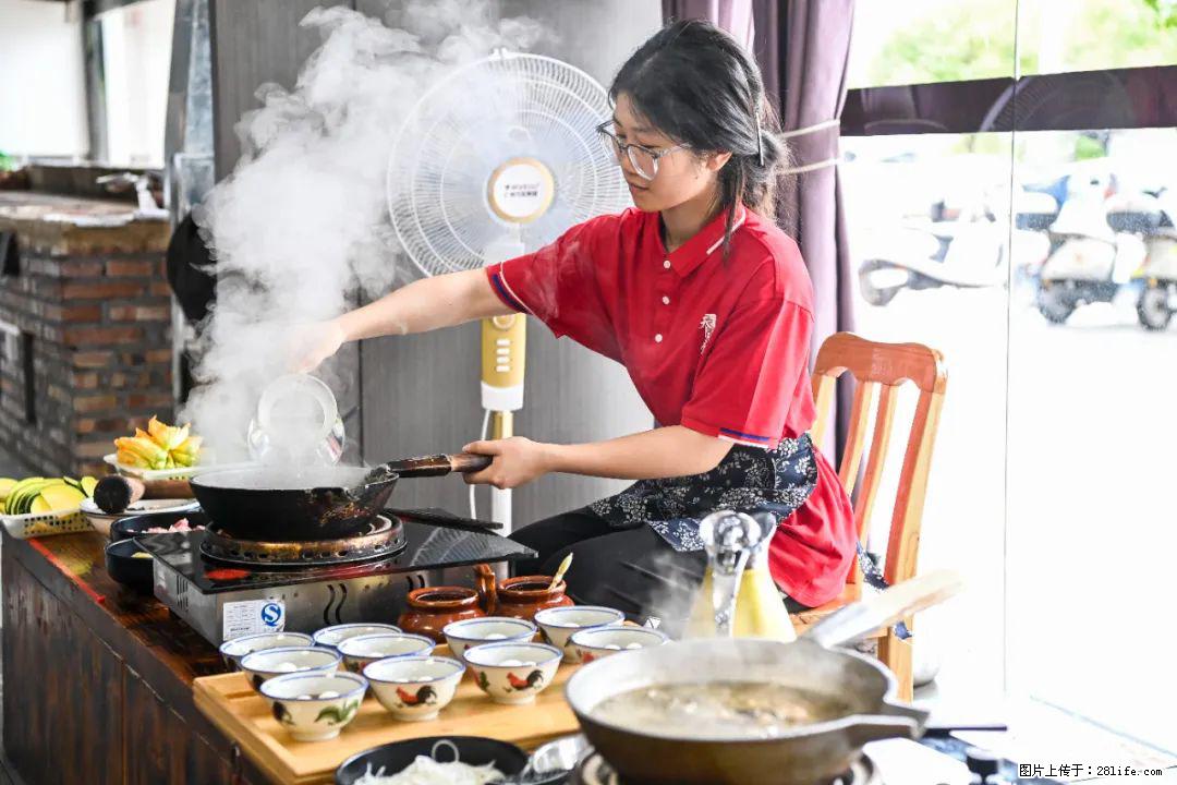 全网追的“扁担女孩”，找了一份暑假工，时薪12元 - 毕节生活资讯 - 毕节28生活网 bijie.28life.com